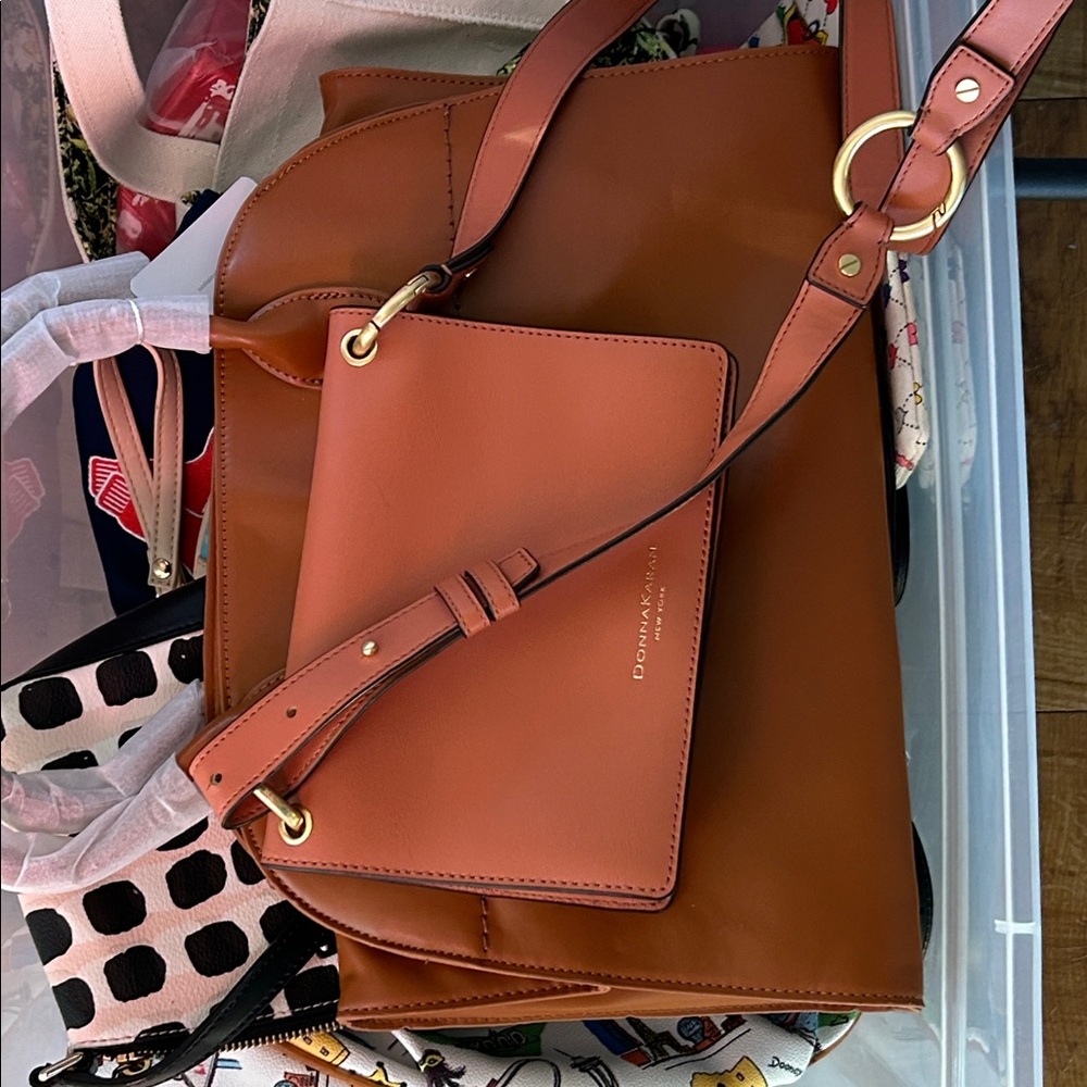 Donna Karan Leather Crossbody Bag adjustable strap - Picture 14 of 16